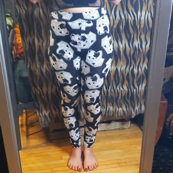 Funky Loud Leopard/Jaguar Pattern leggings by H&M - Picture 2 of 11